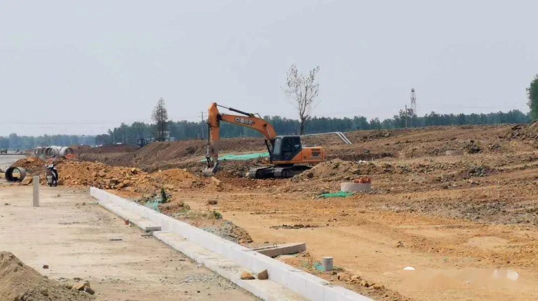 新区直通信阳师范学院淮河校区的主干道——马援大道正在加快建设中